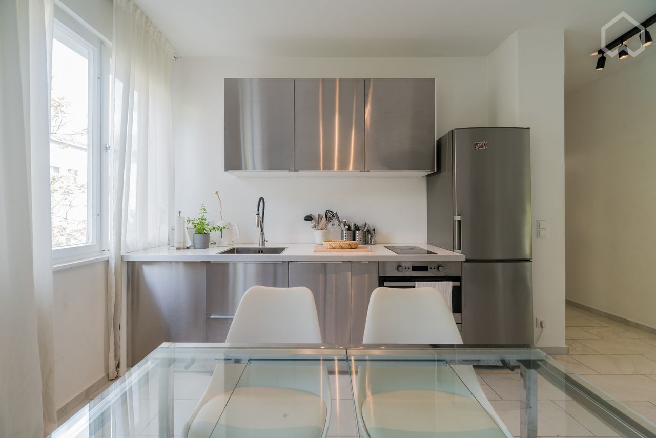 Top Location modern newly renovated 1 Bedroom Apartment