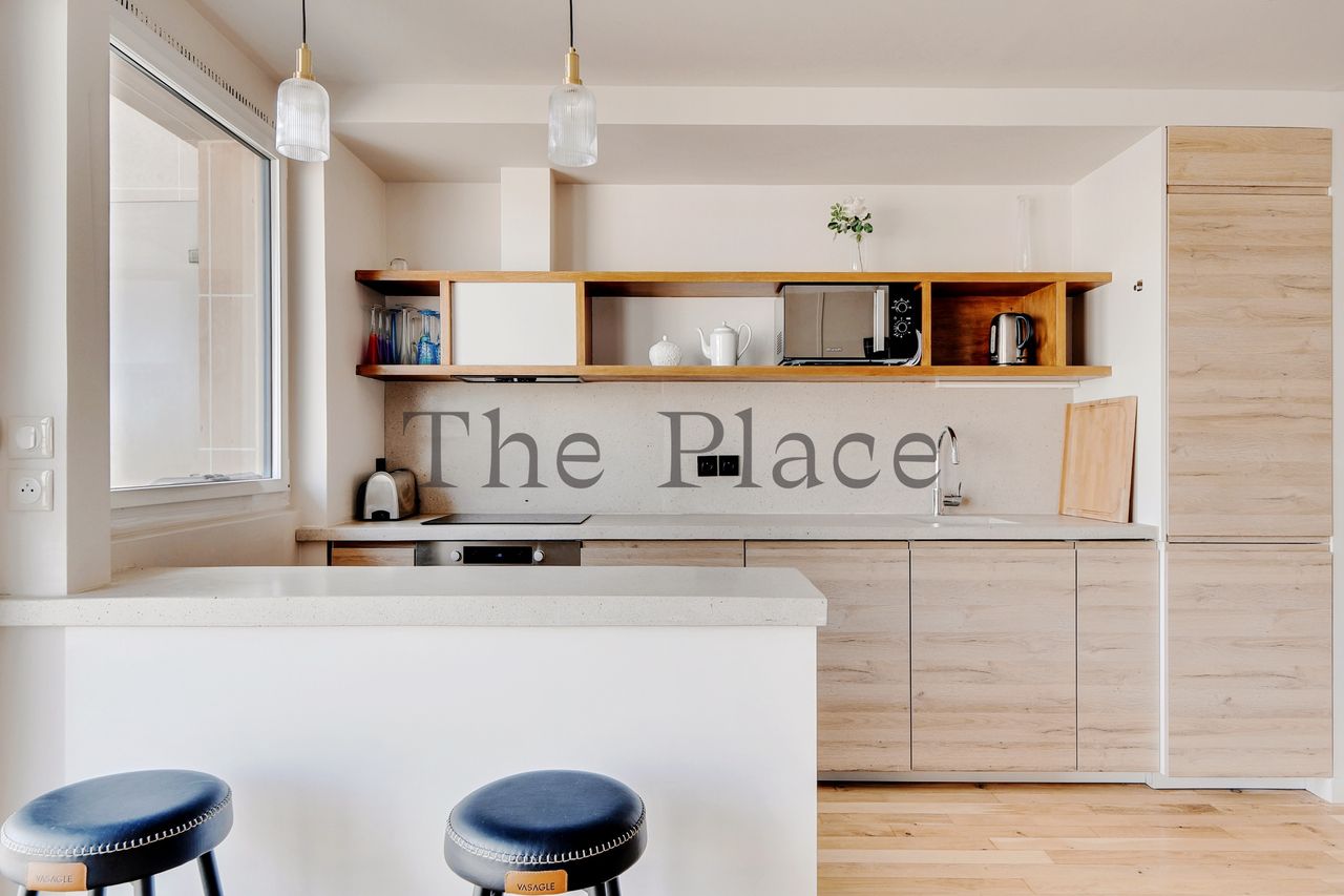 Exceptional 2-Bedroom Apartment – 100m² of Bright Living Space Facing Parc Monceau