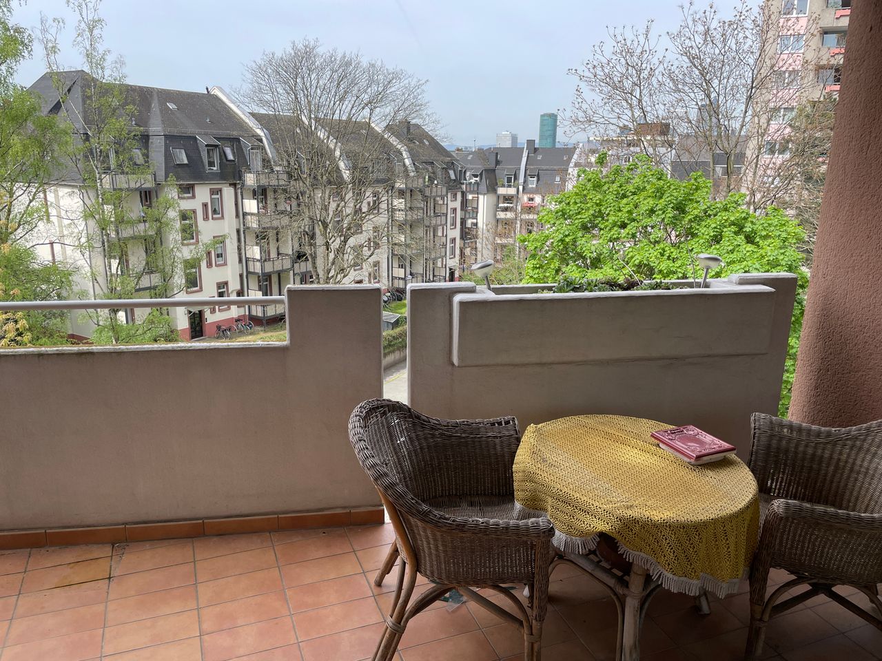 2 bedroom apartment with balcony and parking space, centrally located in Frankfurt Sachsenhausen