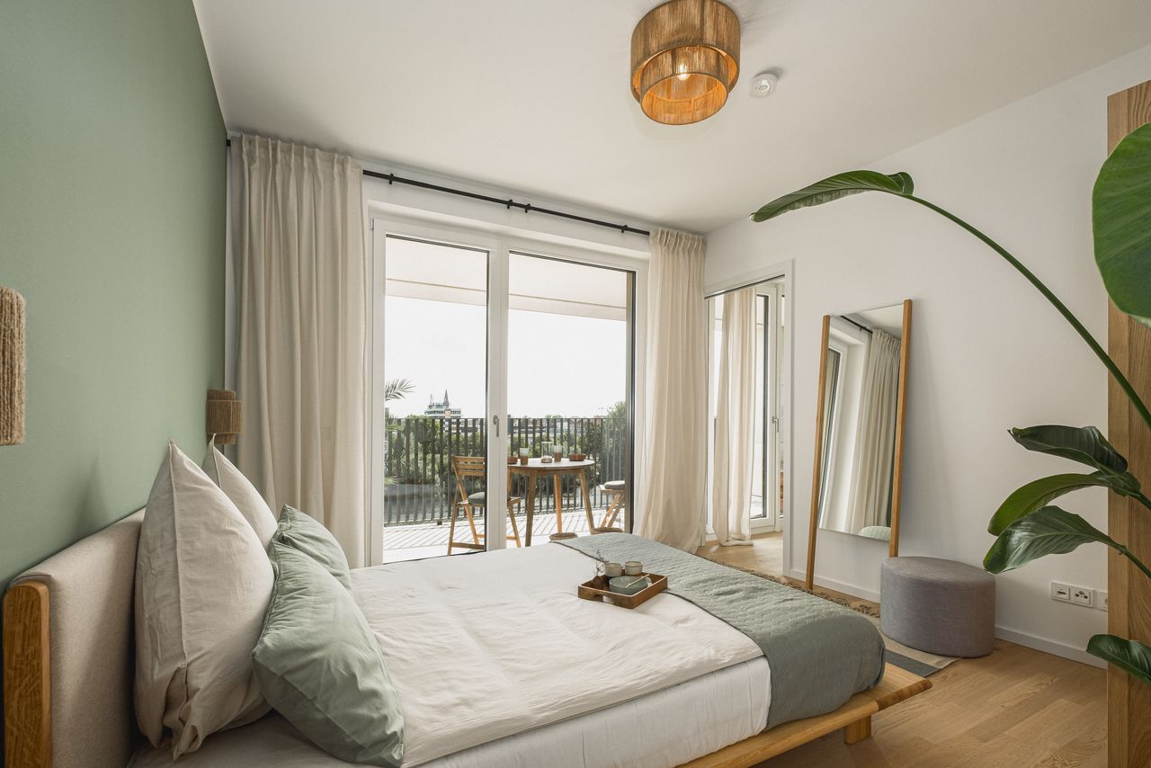 Luxurious apartment with an amazing view of the Berlin Wall and the Spree River