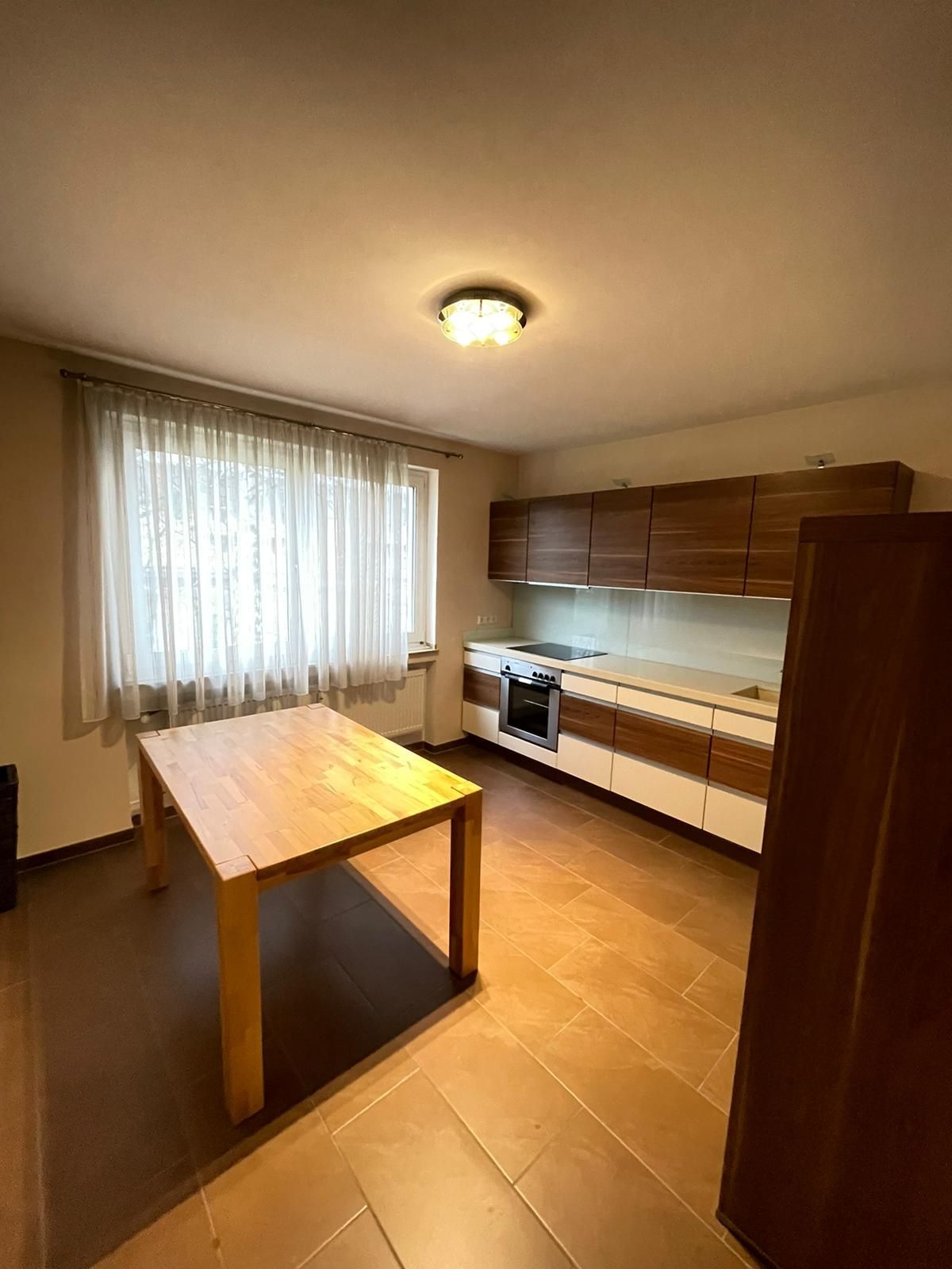 Newly renovated and fully equipped 2-room apartment with balcony and communal garden for rent in a central location