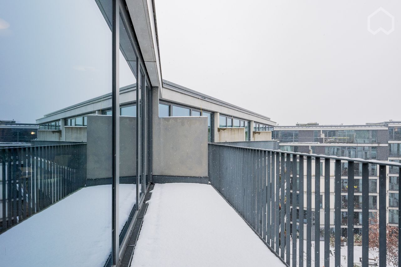 Friedrichshain, Samariterviertel: Sunny top floor in prime location with lift and balcony