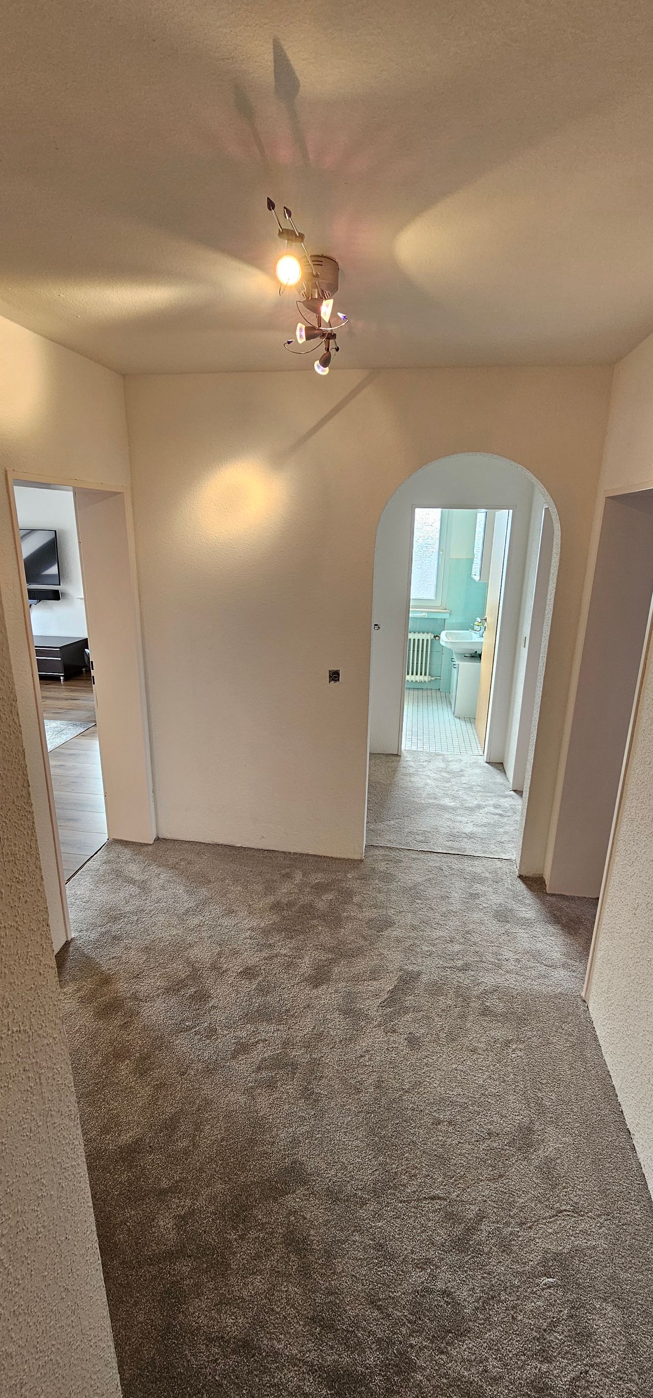 First occupancy after high-quality furnishings, all included. 3 rooms, balcony, parking space.