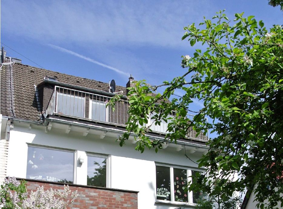 Auf Zeit 3-Zimmer-DG-Wohnung + SPB mit Dachterrasse - ab sofort