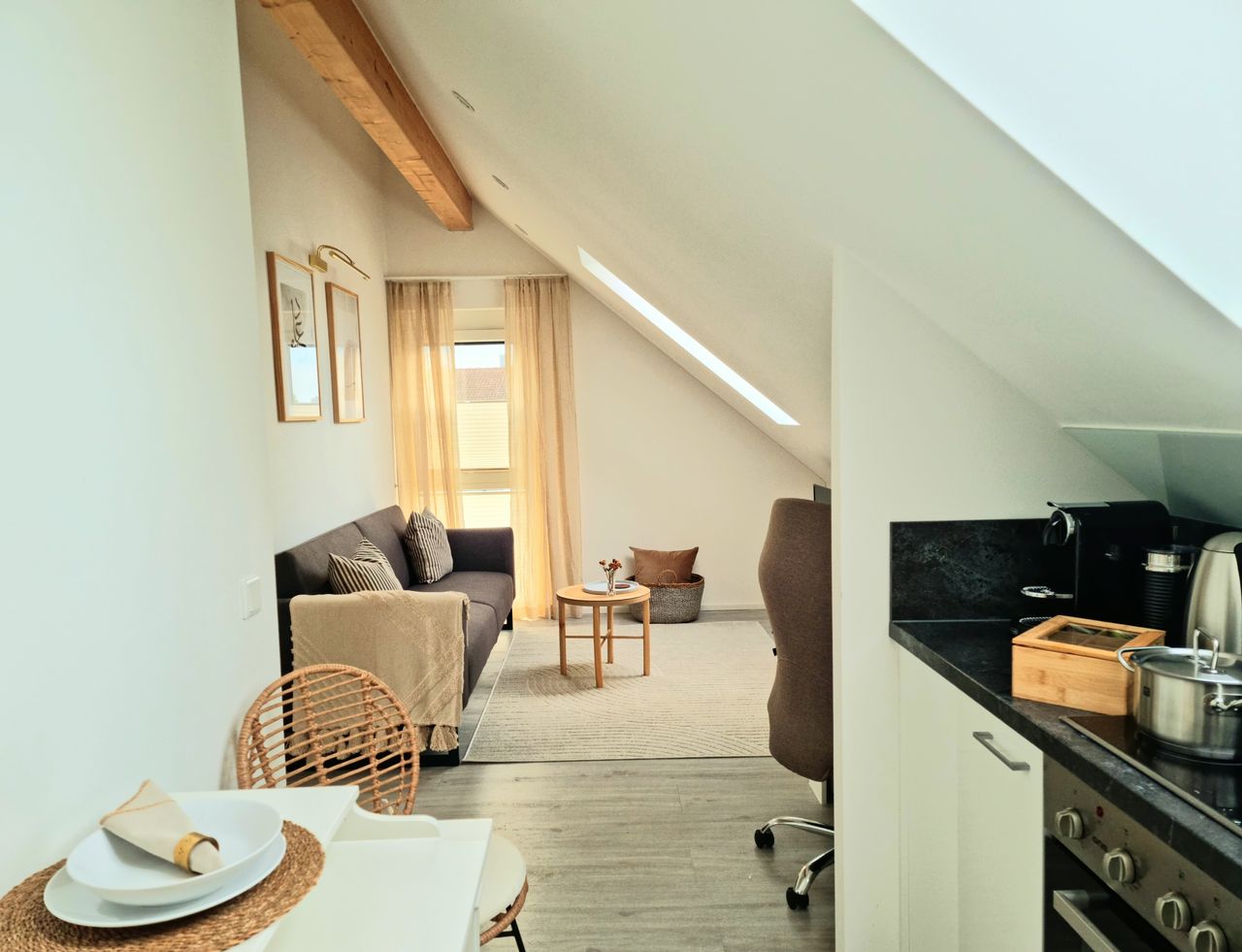 Stylish, Central 1 BR, Work Station and Private Parking, incl. Cleaning Service
