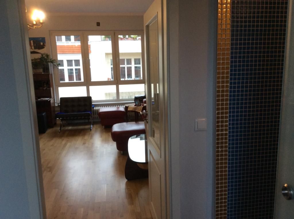 Bright & quiet apartment with balcony within walking distance to Ku'damm