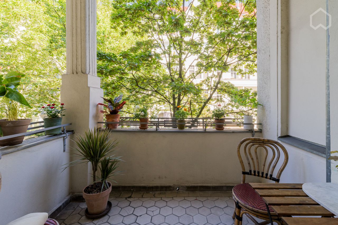 LOVELY ART NOUVEAU APARTMENT WITH BALCONY IN CENTRAL WEST BERLIN