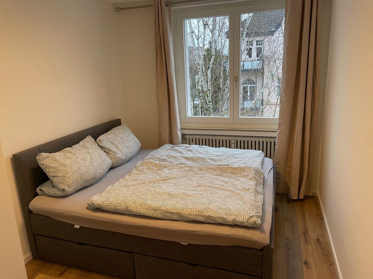 Near University Hospital: Quiet apartment with garage