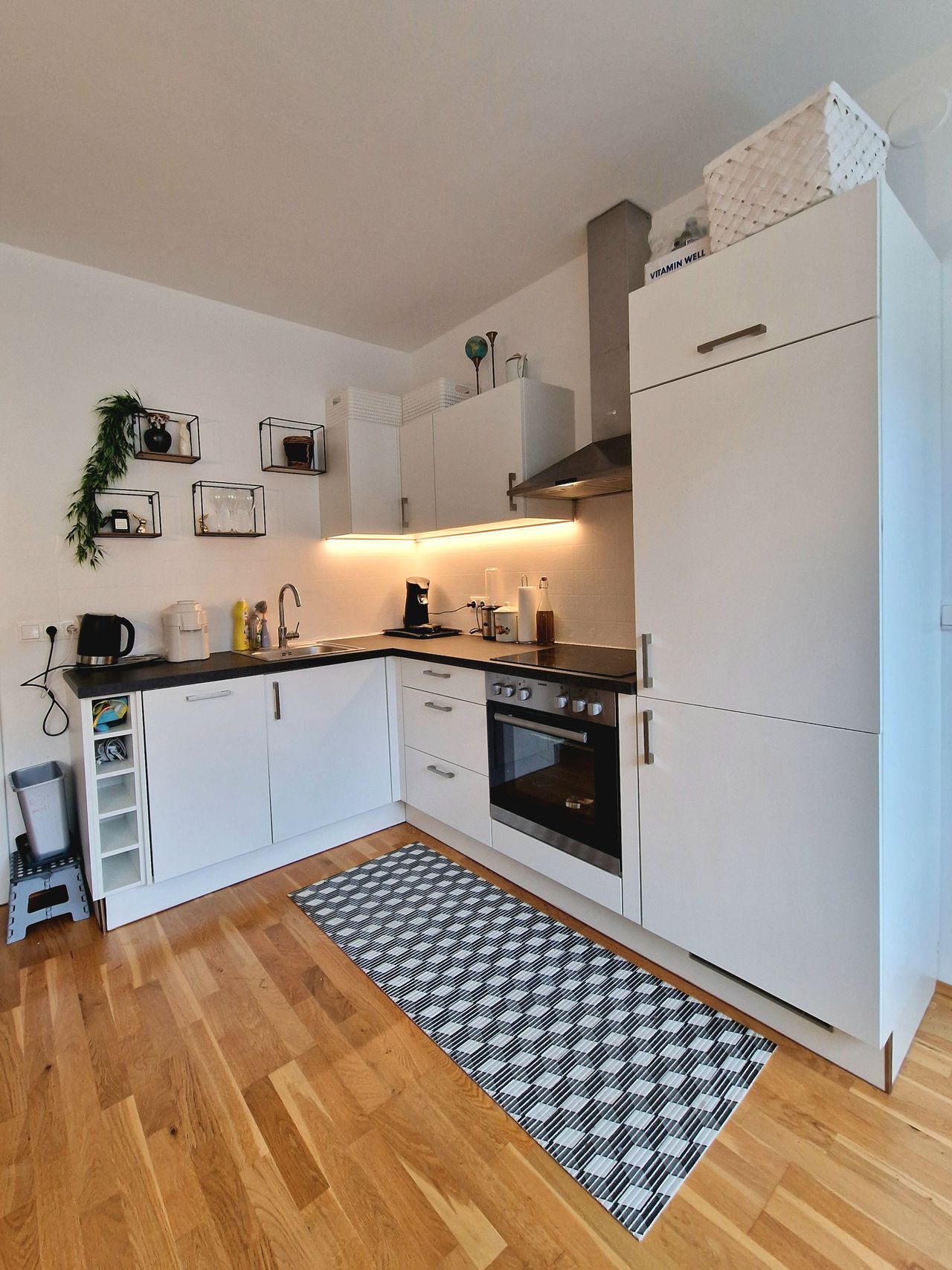 Fully furnished, bright 42m² apartment, 3 minutes from U-Bahn Keplerplatz.