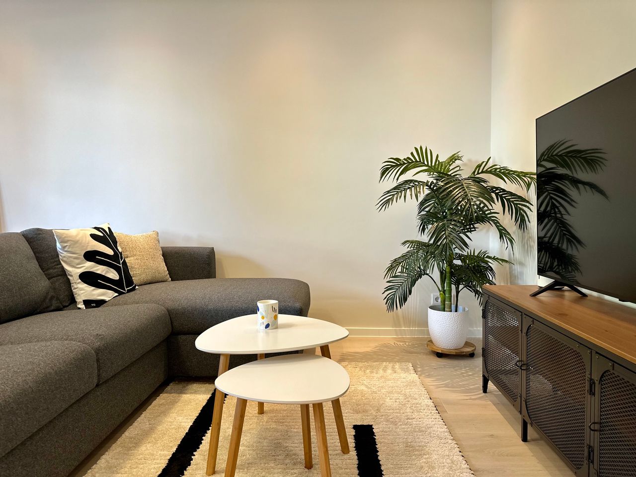 VERY BRIGHT FURNISHED APARTMENT FOR RENT IN THE IMMEDIATE VICINITY OF KURFÜRSTENDAMM