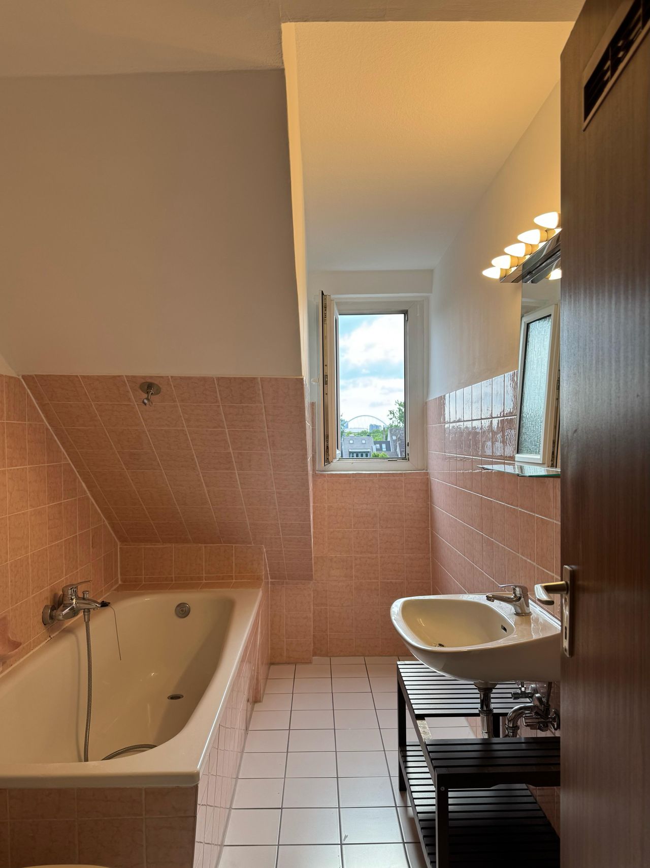Charming top floor apartment with far-reaching views over Cologne's rooftops