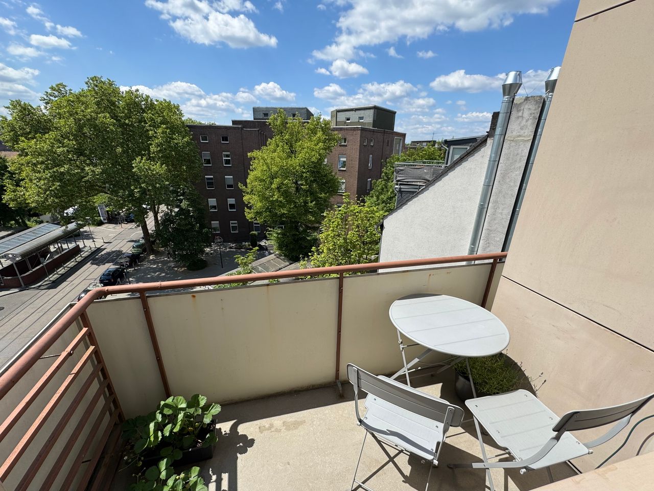 Apartment with two rooms, available Aug to Dec, balcony, Klinikviertel