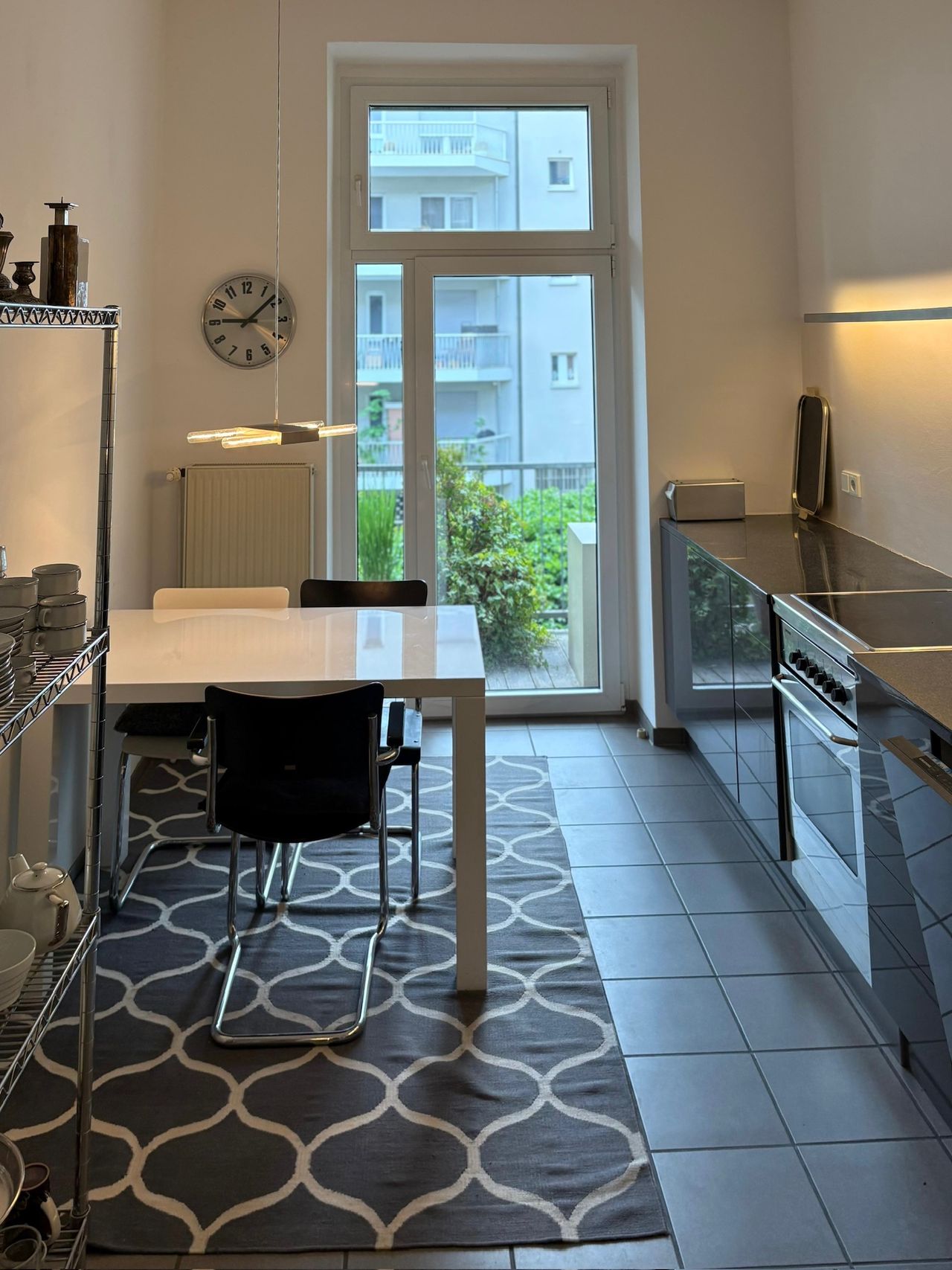 Stylish 4-Room Apartment in Iconic Design – Fully Furnished Temporary Living in the Heart of Cologne’s Südstadt