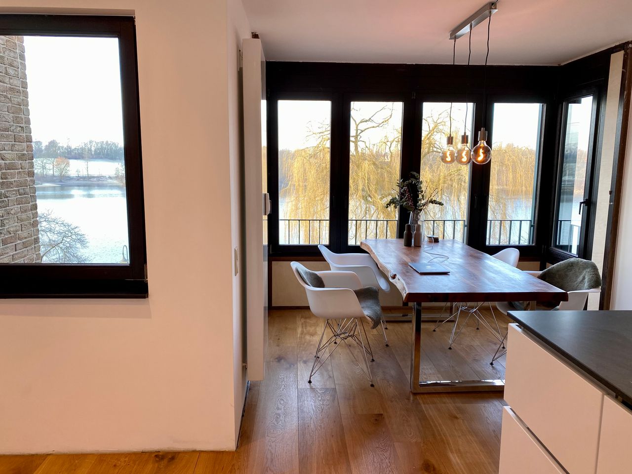 Modern 3.5-Room Apartment with Stunning Lake View, Balcony & Premium Furnishings in Düsseldorf