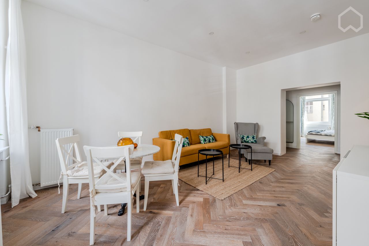First letting after complete renovation! Charming, fully furnished apartment in top location 1-4 persons