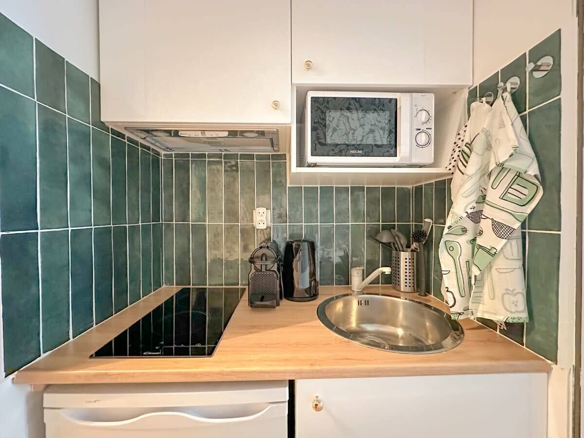 Charming 17 m² studio located on rue de Lappe, on the 2nd floor of a typical Parisian building.
