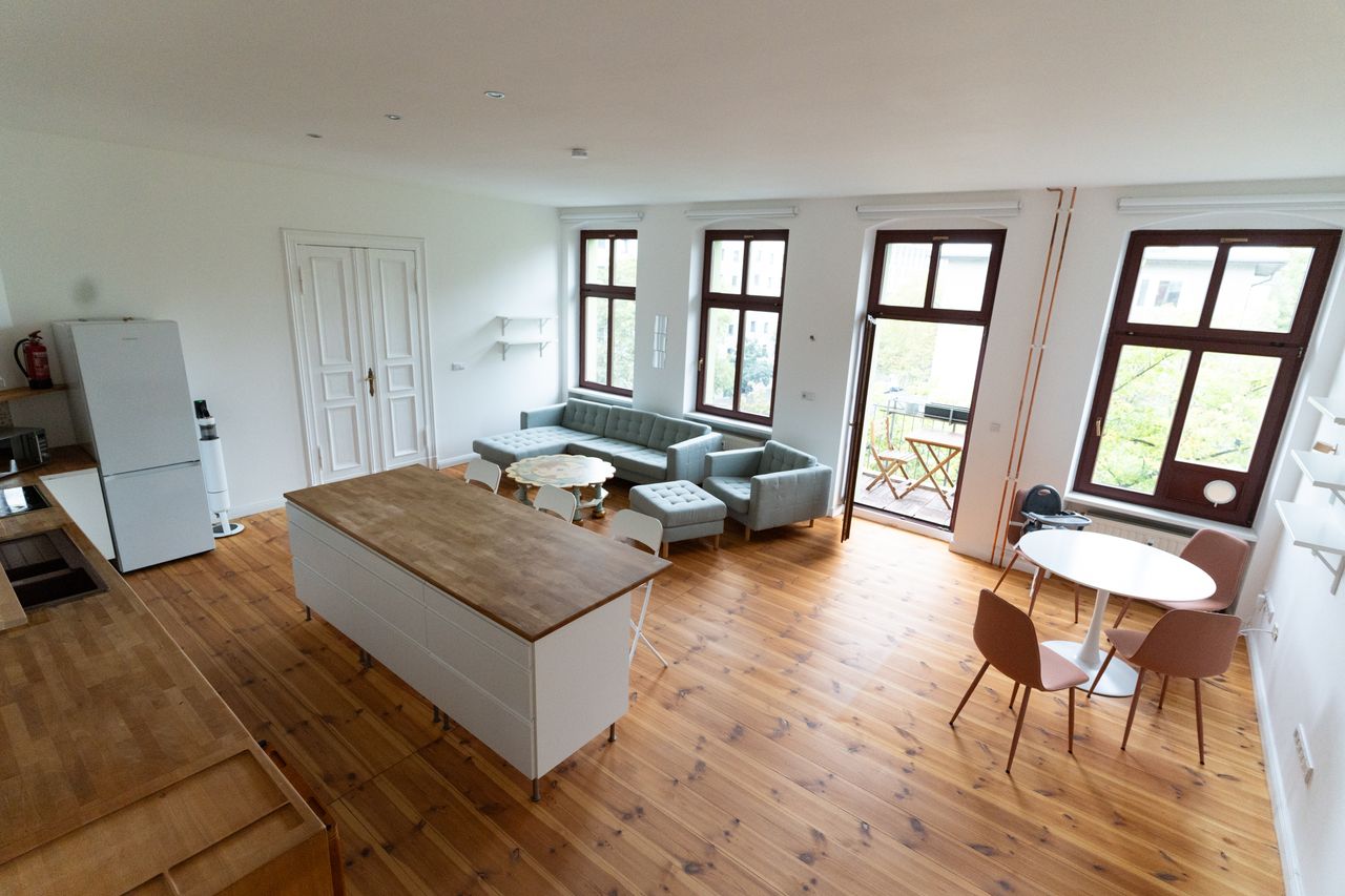 Bright, social and central apartment close to Mauerpark and Volkspark Humbolthain