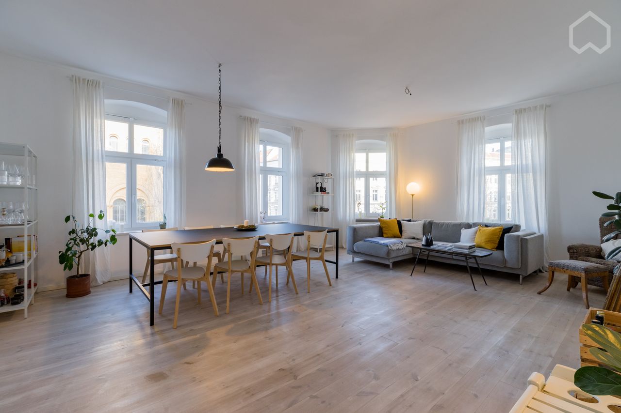 Large and bright old building apartment in Prenzlauer Berg (Berlin)