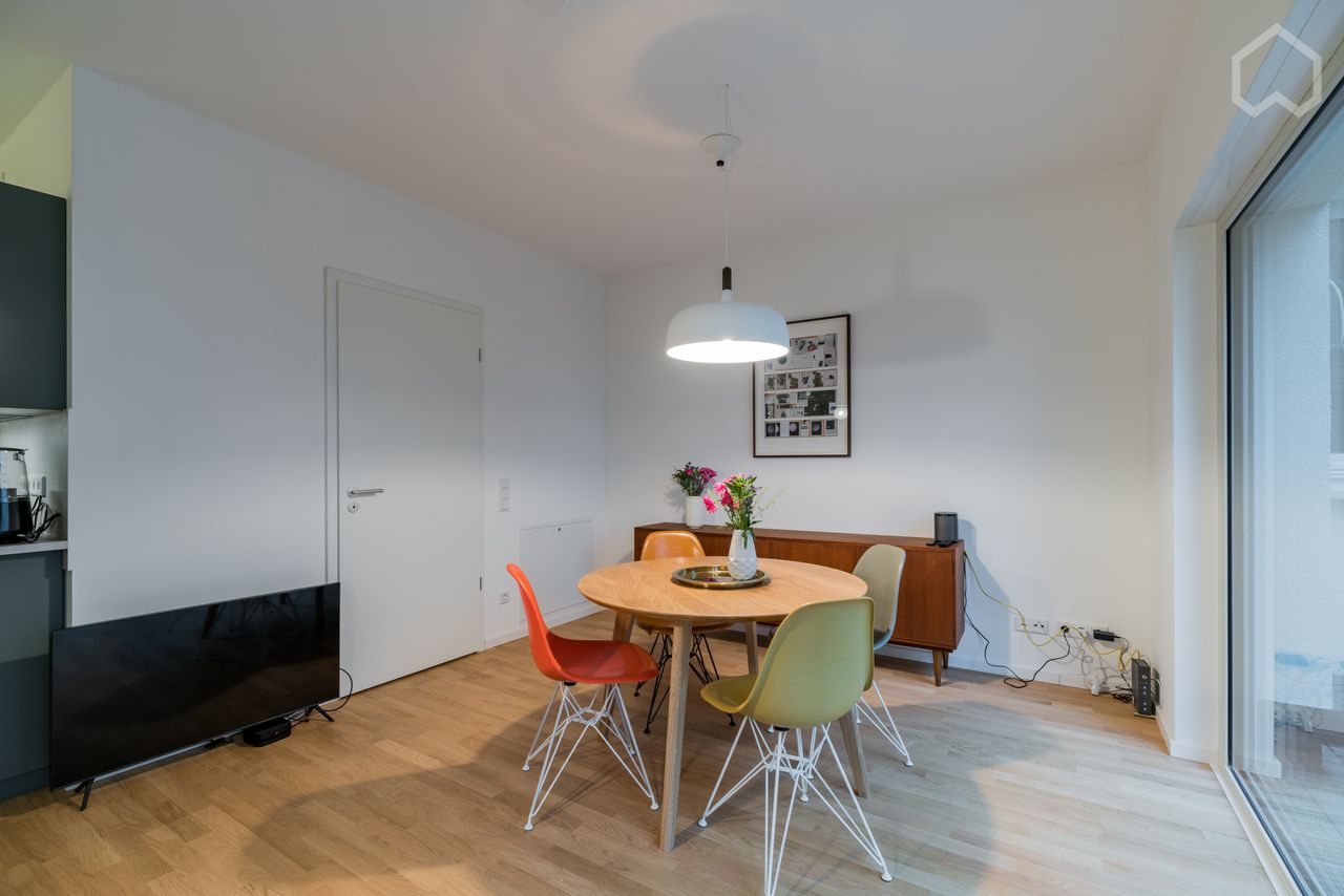 /Modern, fully furnished, barrier-free 3-room apartment in Prenzlauer Berg with terrace and small garden