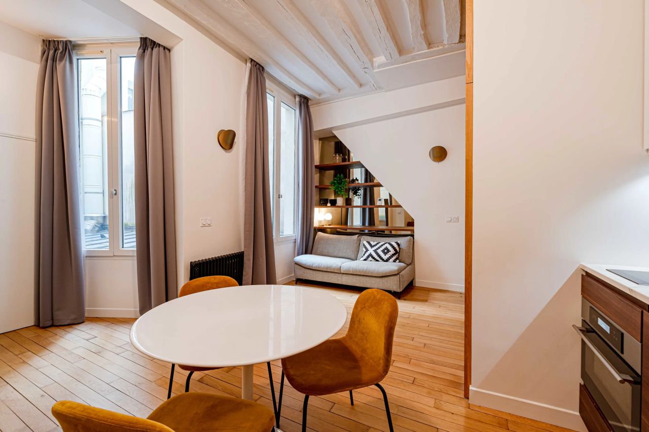 Superb accommodation perfectly located in the centre of Paris, rue Montmartre, a stone's throw from the Jardin Palais-Royal