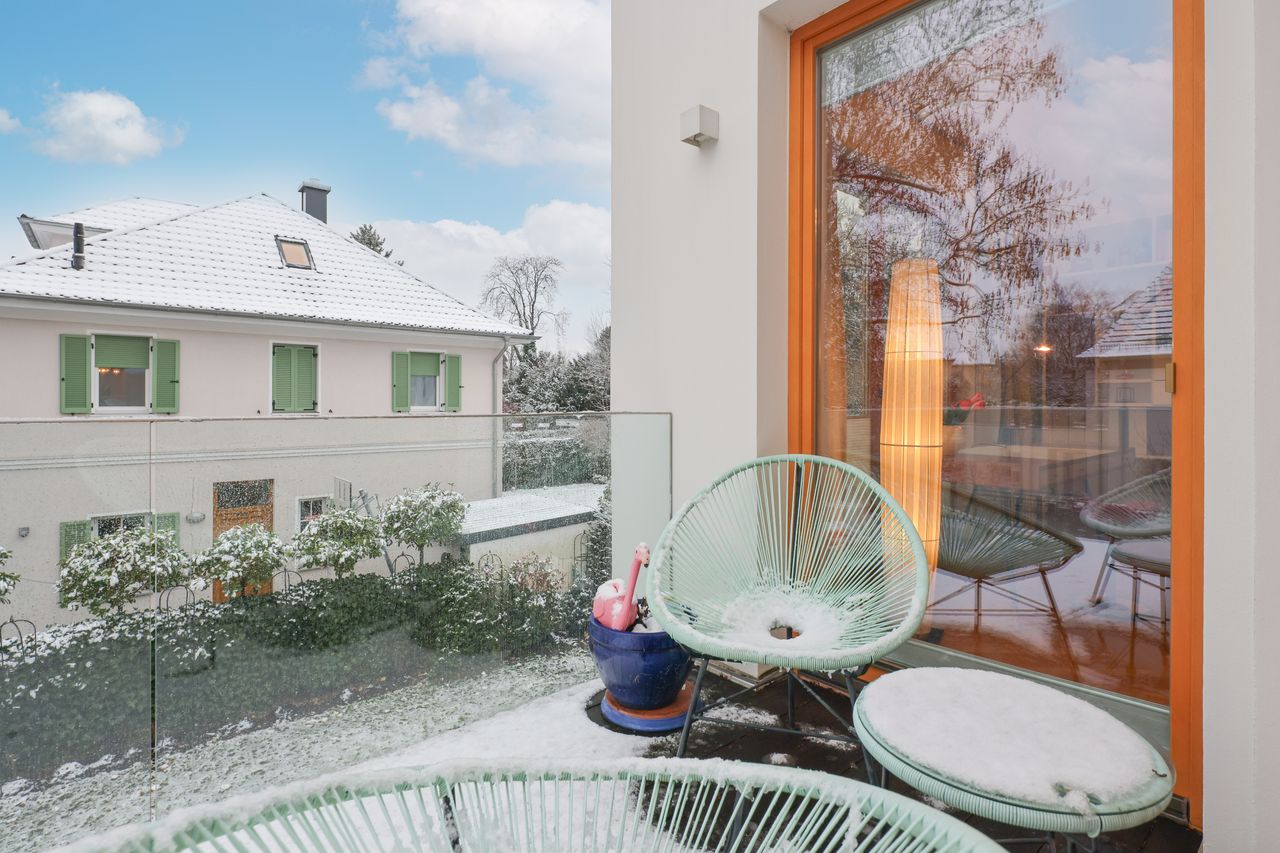 Light-flooded architect - single-family house in the Bauhaus style furnished on 3 levels with garden and Carport in the Westend