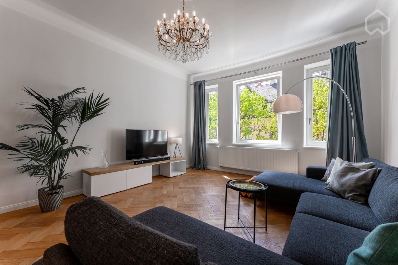Beautiful, newly renovated 4 room apartment with sunshine all year round in the heart of Schwabing
