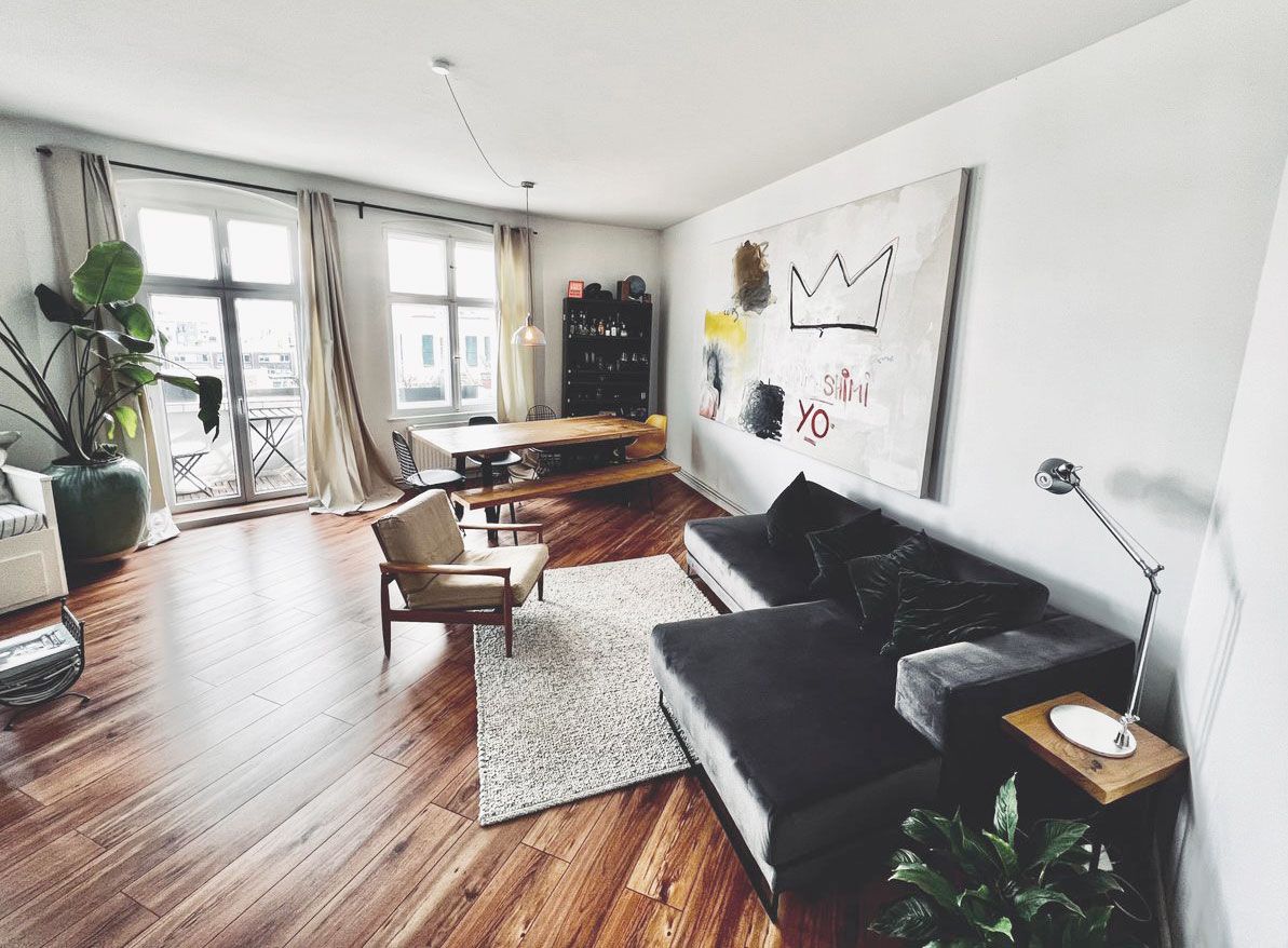 Bright old building renovated flat with balcony in Friedrichshain / Prenzlauerberg