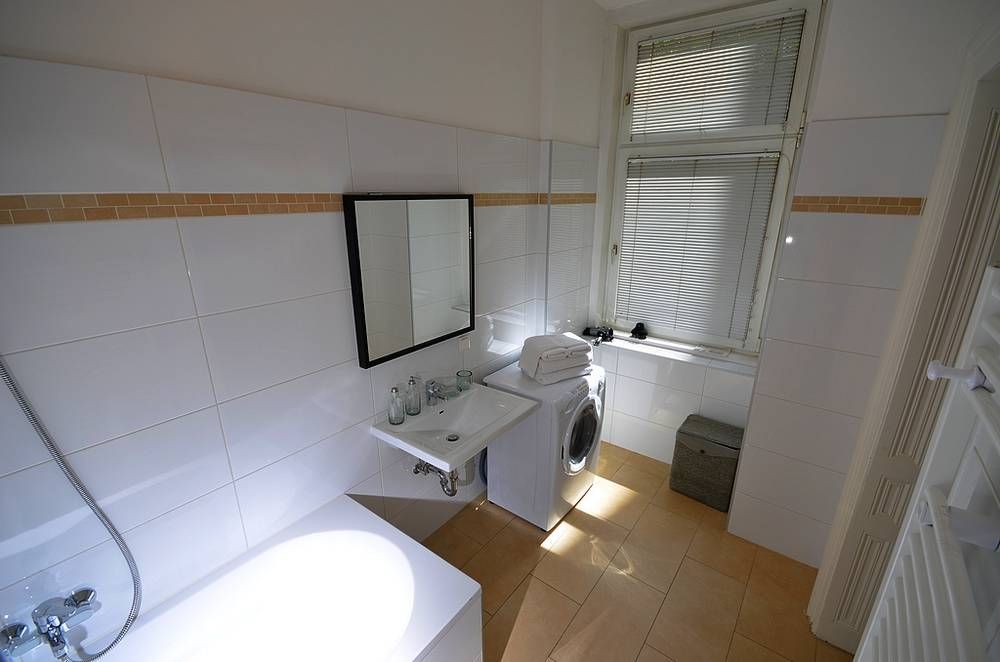 Bright, modernly furnished short term apartment located next to Votivpark and Schottentor