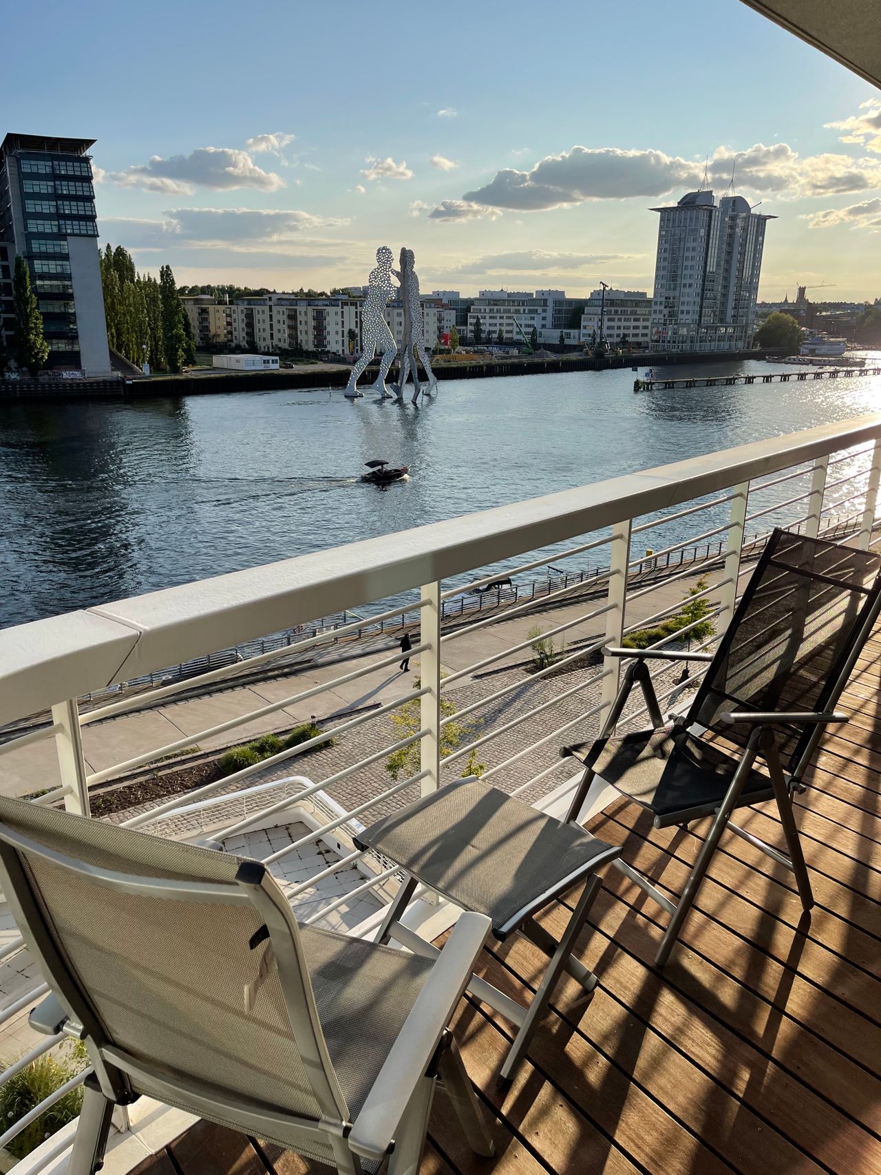 Luxury apartment in Berlin city center directly on the river Spree