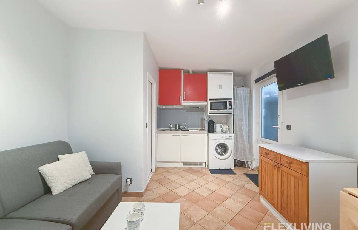 a charming 18m2 studio located on Boulevard Didero