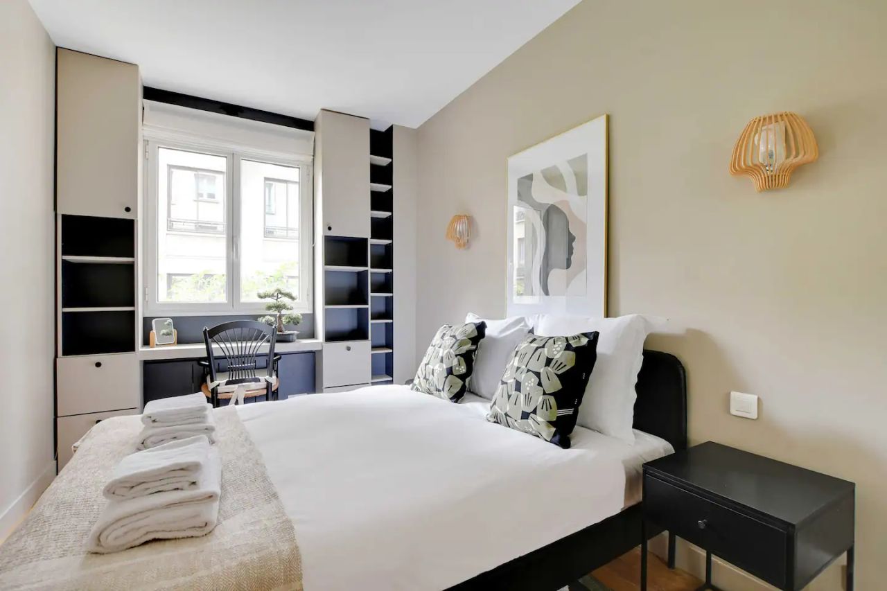 Stylish Paris Apartment: Prime Location, Modern Comforts