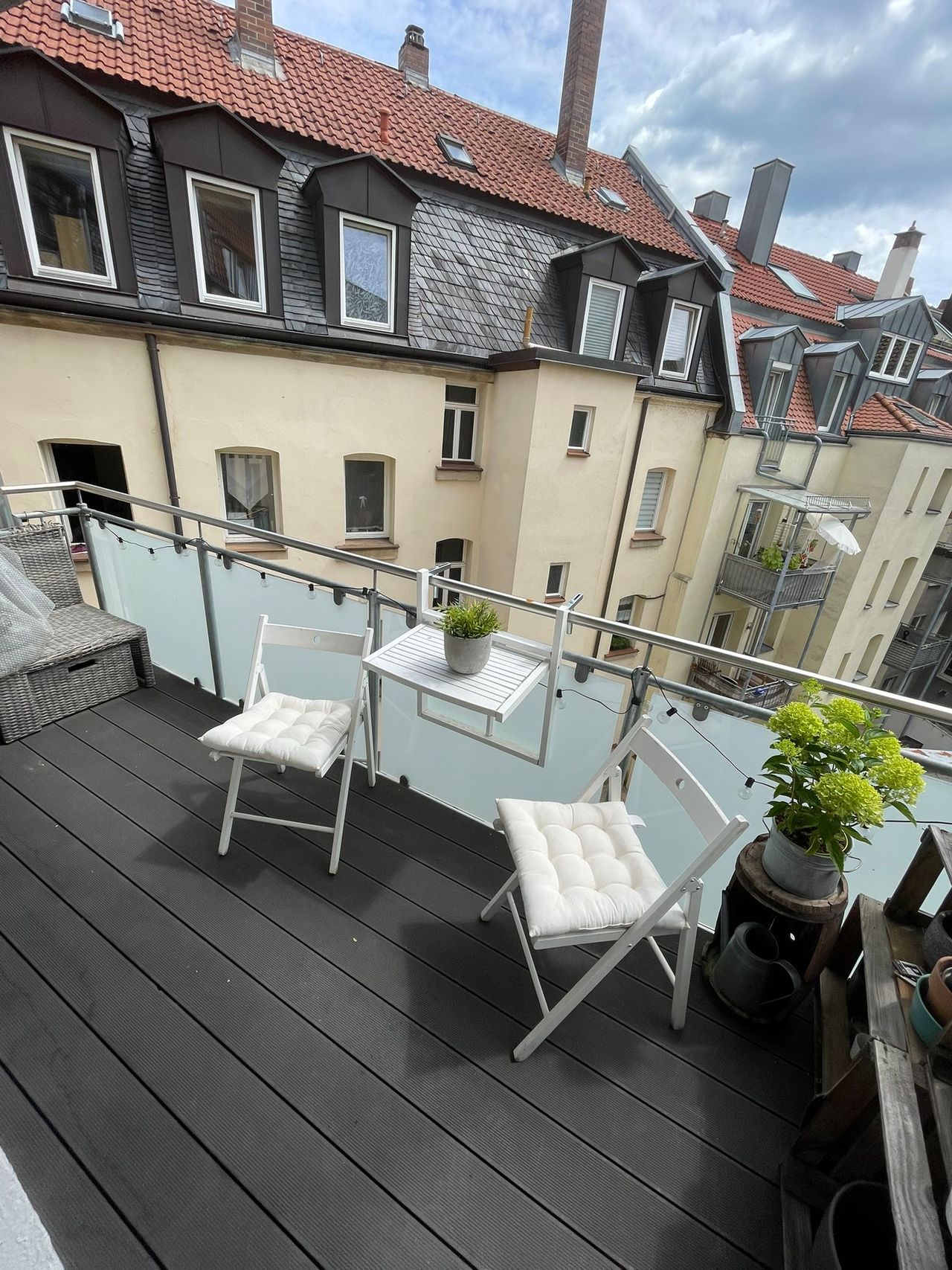 High-quality, fully furnished, stylish and completely renovated 2-room apartment in an old building with balcony in Nuremberg St. Jobst
