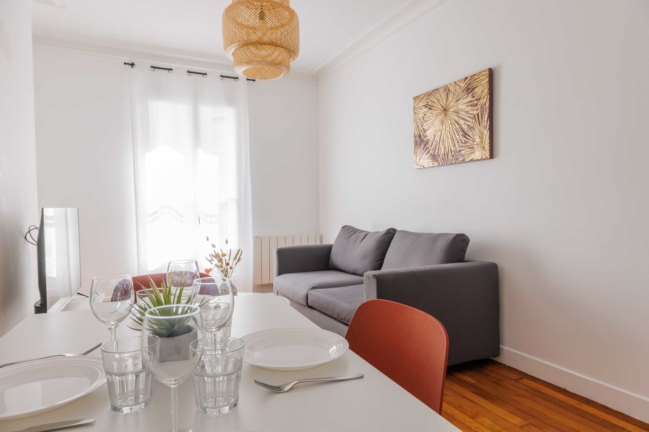 Urban Elegance: Stylish 43m² Apartment with Double-Glazed Tranquility