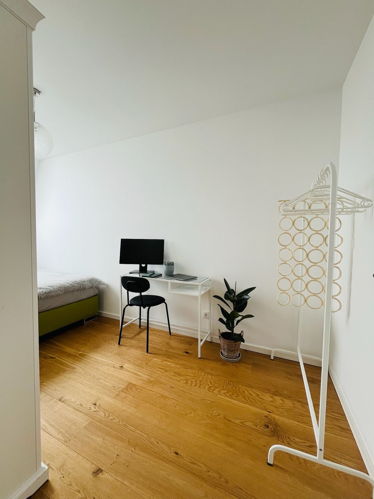 Sunny top-floor flat with 2 bedrooms