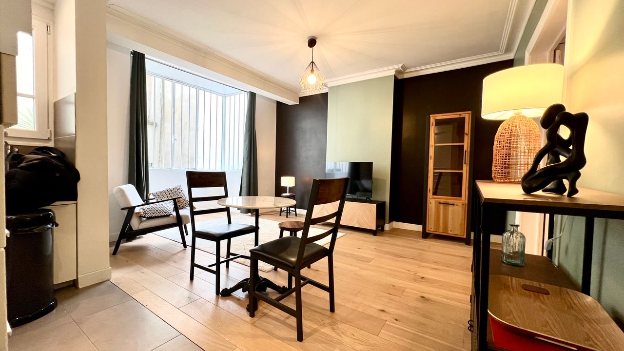 Exquisit and high standing fully furnished 40m² apartment in central yet quiet area.
