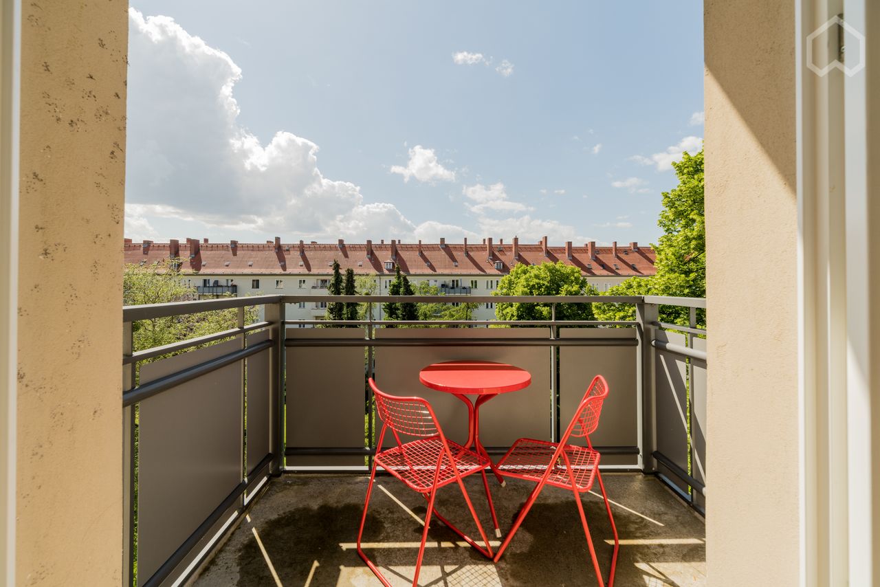 Quiet 60m² Flat with Balcony and Sunroom near Südkreuz