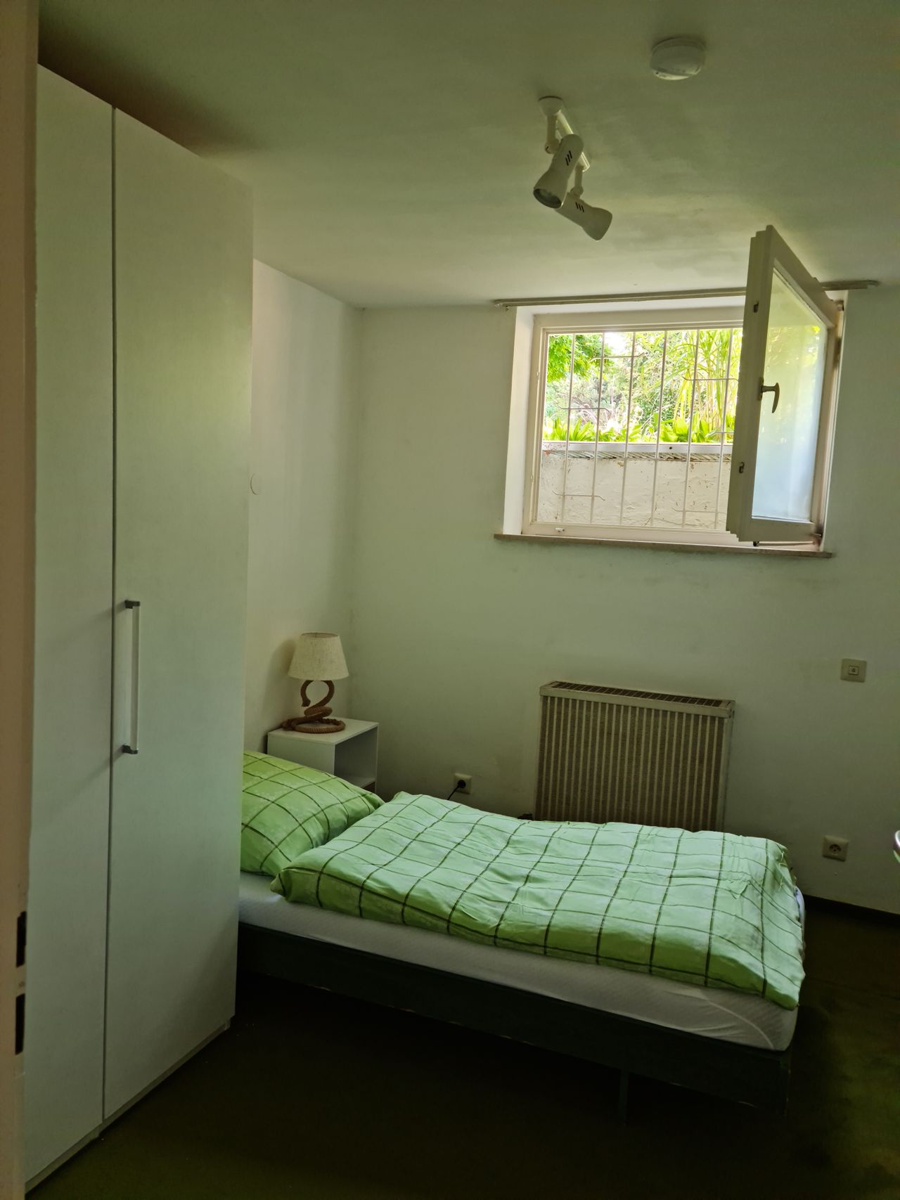 Quiet and bright sous-terrain apartment near the S8 train and the fair