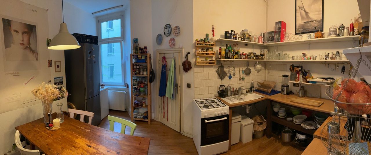 Bright, spacious old apartment in the heart of Prenzlauer Berg for temporary sublet