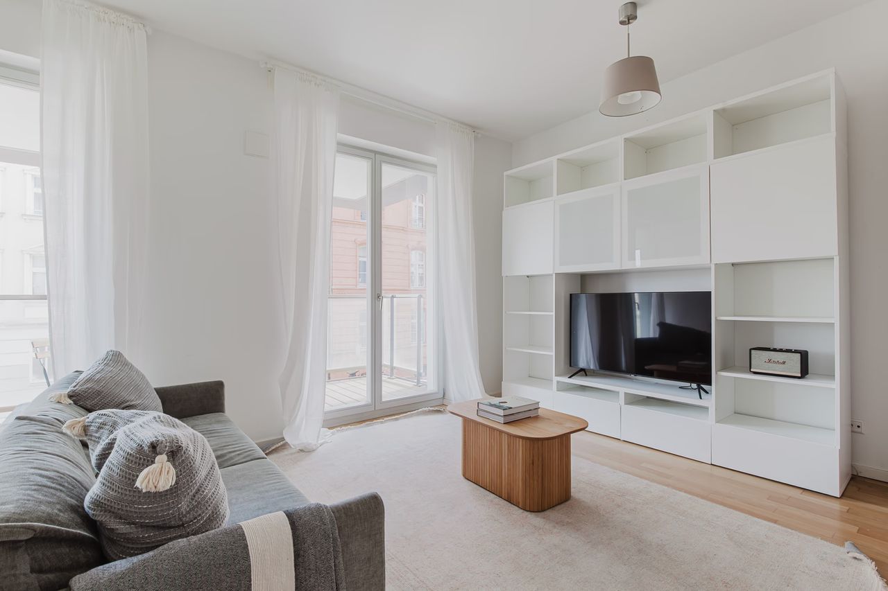 1 BR Mitte, elevator & w/d, nr landmarks