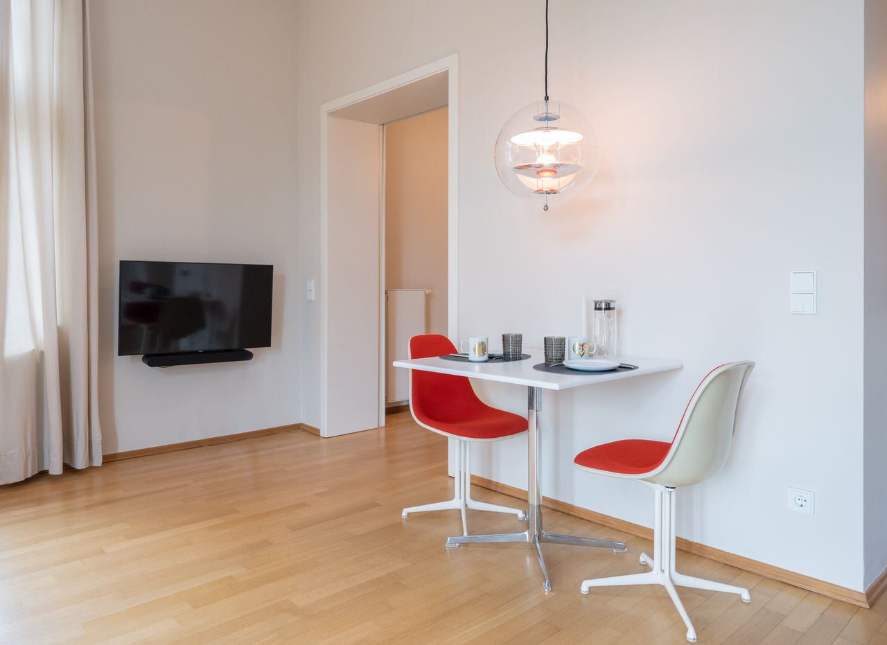 High-end apartment in heritage building close to city center (Düsseldorf) incl. cleaning