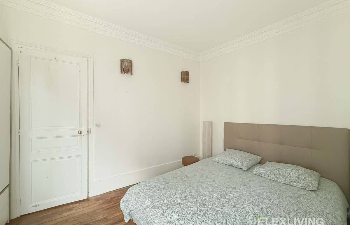 a charming studio located on the 2nd floor of a beautiful Parisian building in the 14th arrondissement of Paris.