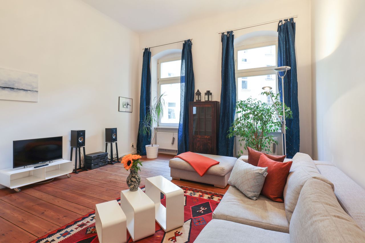 Bright and cozy 2 room apartment in an old building near Victoria Park