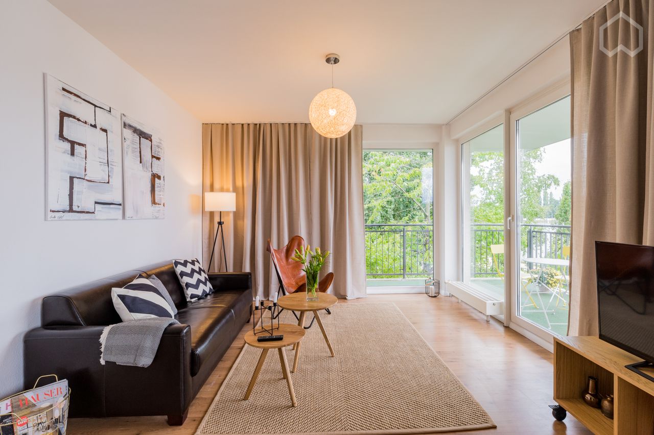 Bright and spacious apartment with amazing waterview on Berlin-Friedrichshain`s one & only peninsula.