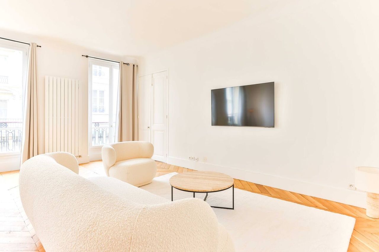 Modern and spacious 110m2 flat located at the foot of the Moulin Rouge and 5 minutes' walk from Montmartre village