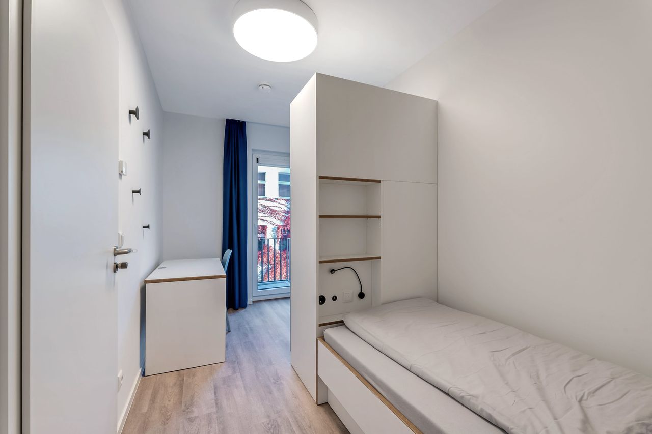 WG 08-HH-WG-5 Fully furnished private room with balcony in a 5 people shared mixed apartment