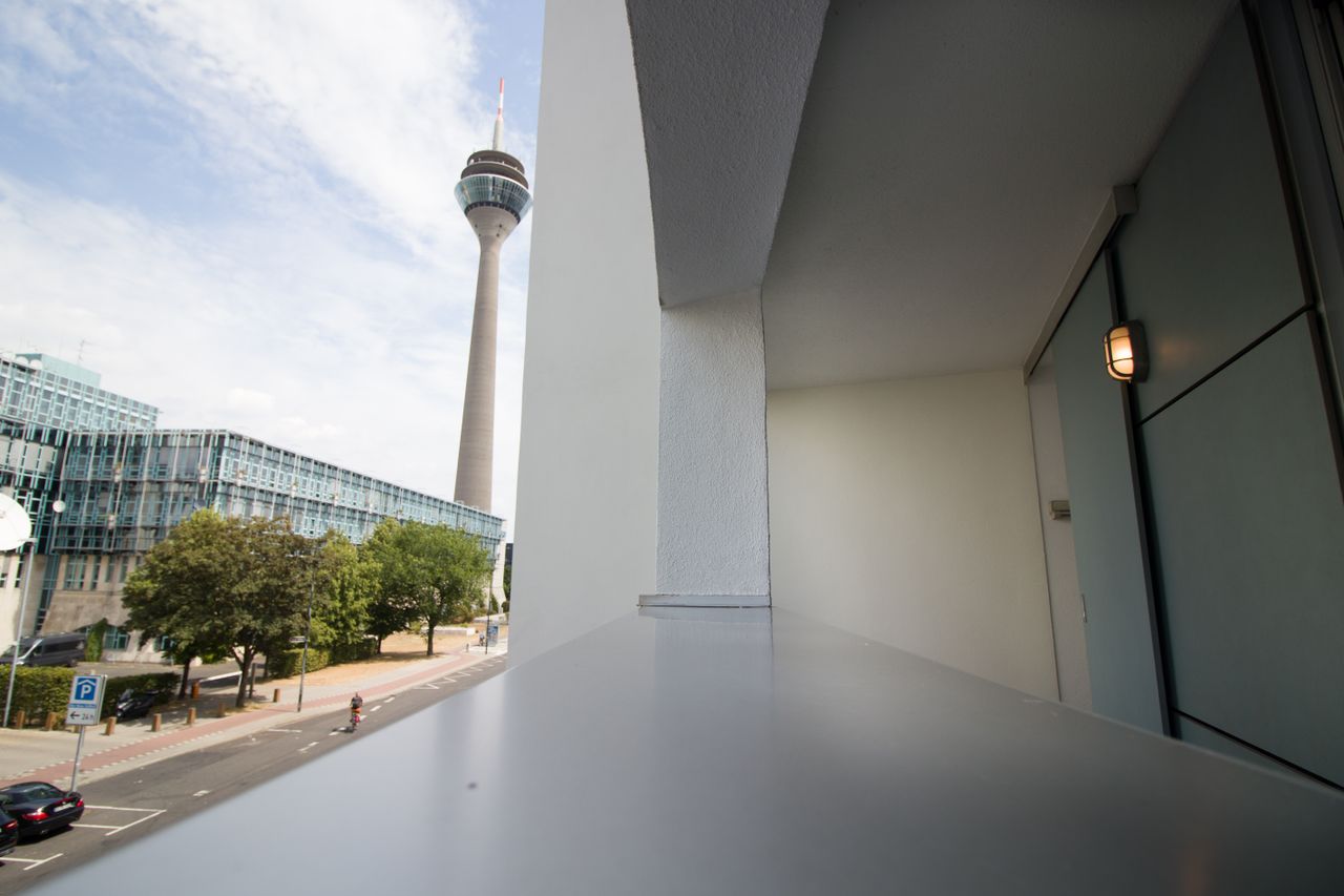 Designer apartment in a prime location. Opposite the Gehry buildings