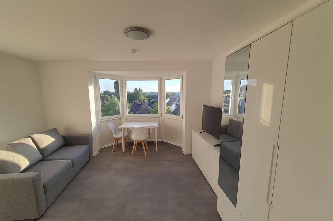 Fully furnished: Completely renovated, exclusive 1-room apartment with high-quality, new furnishings near the university