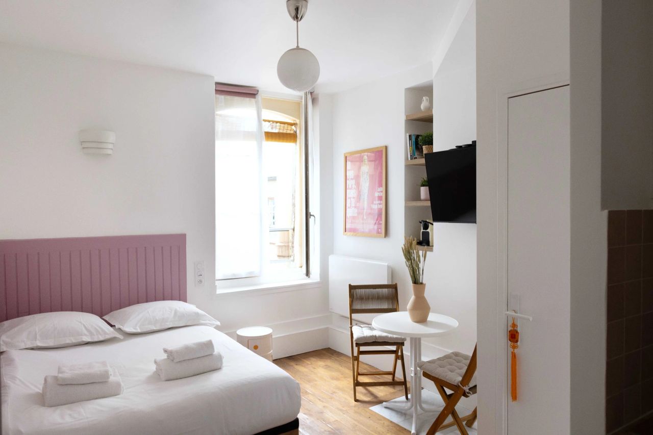 This modern 16m2 studio apartment is located in the heart of the Marais, one of Paris's most emblematic and historic districts.