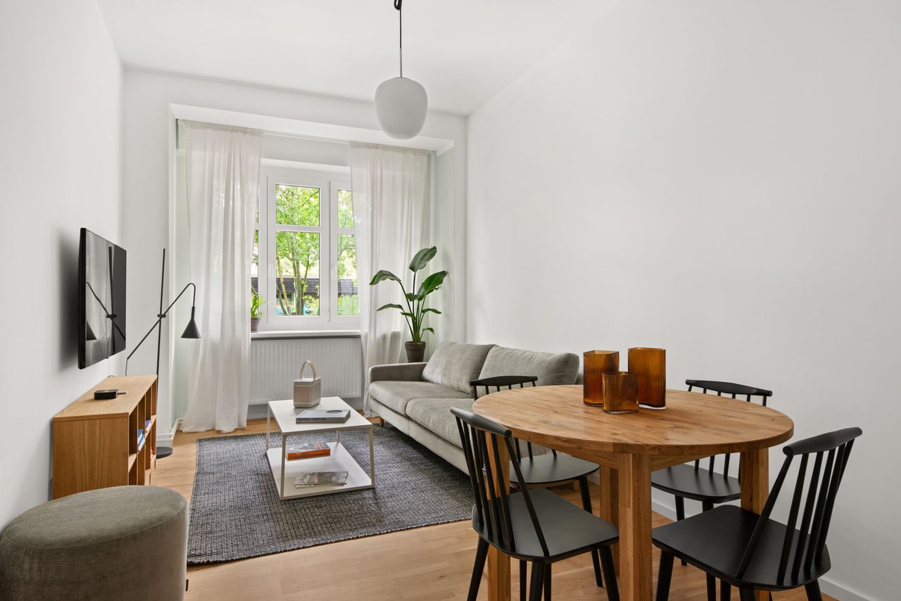 Modern and completely furnished 3-room apartment in Neukölln with a working area