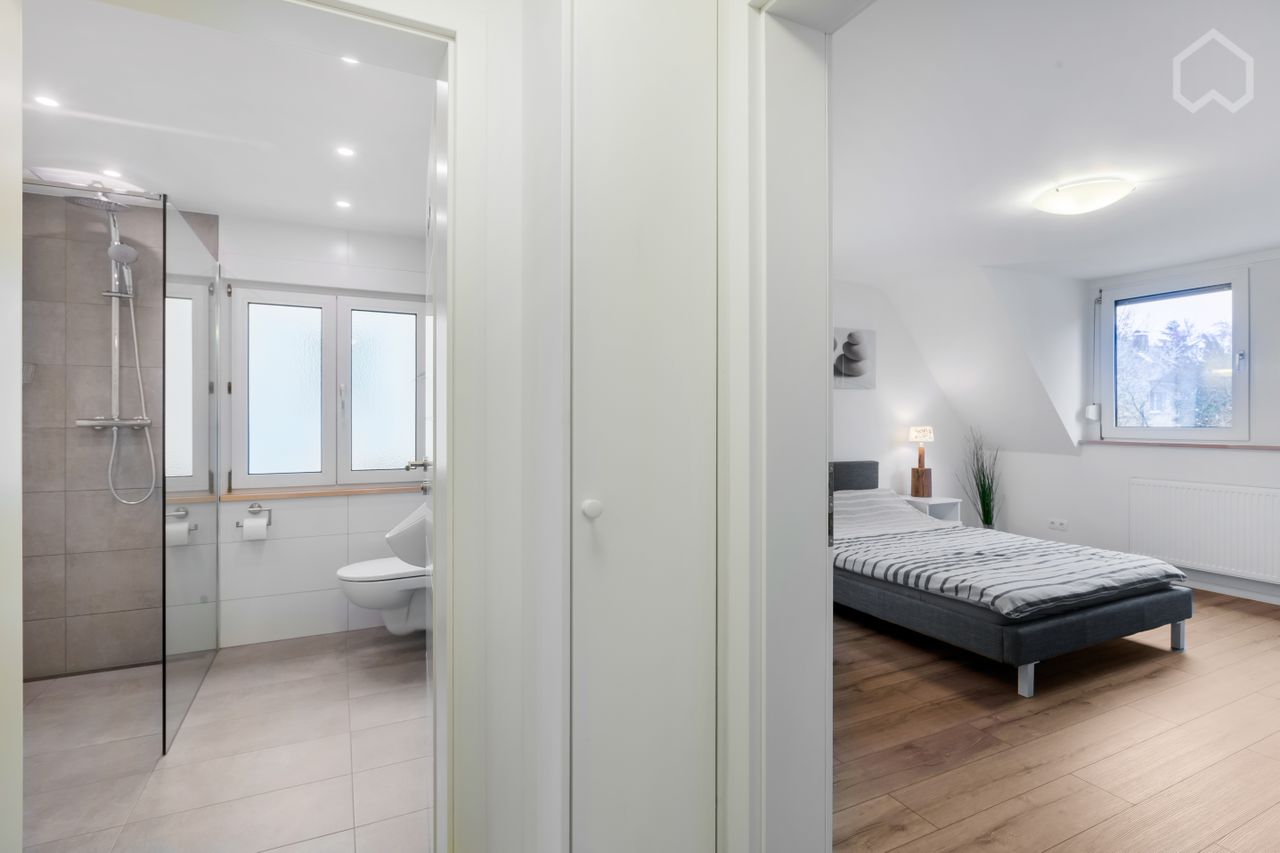 Beautiful three room flat in excellent part of Cologne. Parking included. Quiet, spacious. Direct tram connection to Cologne Main station